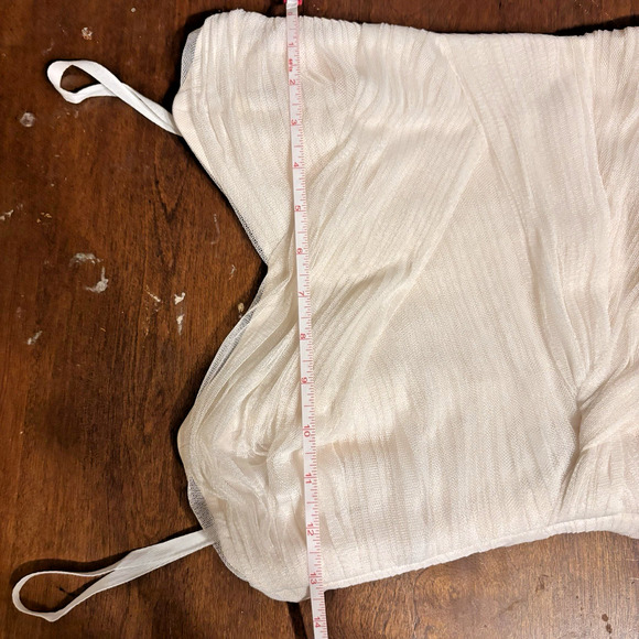 Monique Lhuillier Wedding Dress – Ivory Tulle Mermaid Gown –00 - Picture 9 of 16